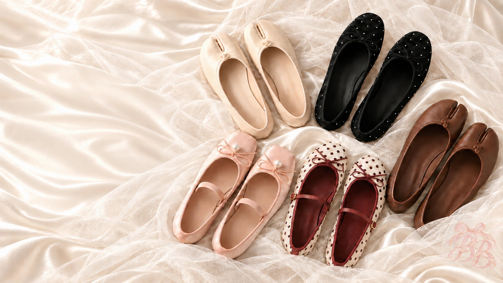 Ballerines et tabis ivoire, rose, noires, à pois et chocolat sur du satin et du tulle ivoire, avec le monogramme BB discret